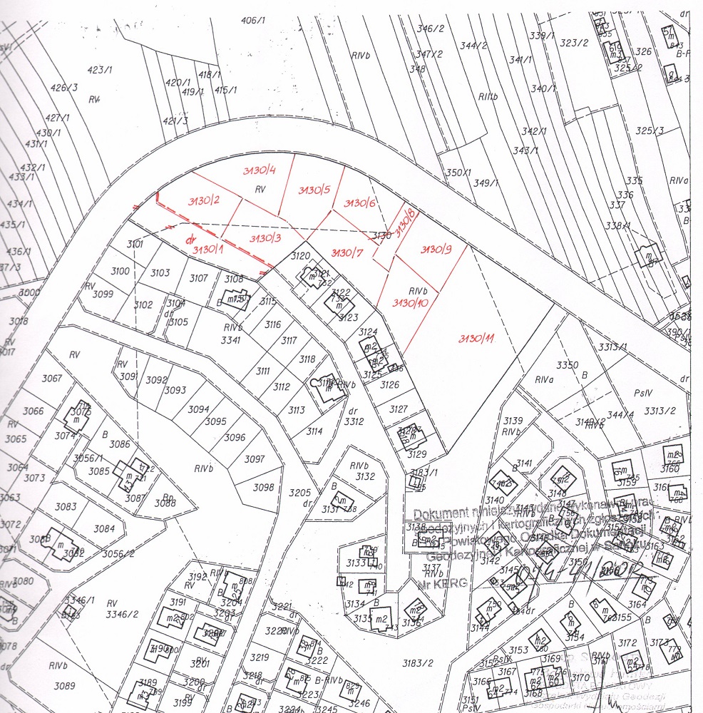 Plan zagospodarowania terenu z numerami działek, oznaczonych na czerwono. Widoczne budynki i drogi.